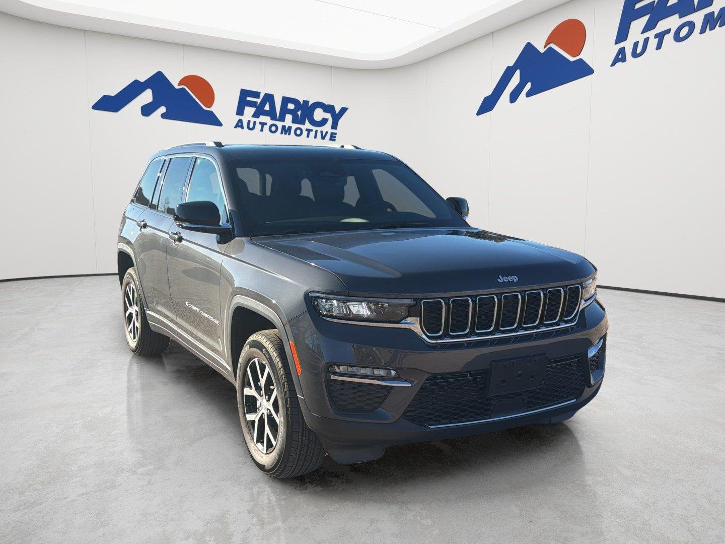 Used 2025  Jeep Limited image 4