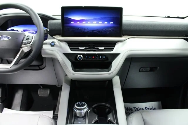 New 2026 Space White Metallic Ford Active image 43