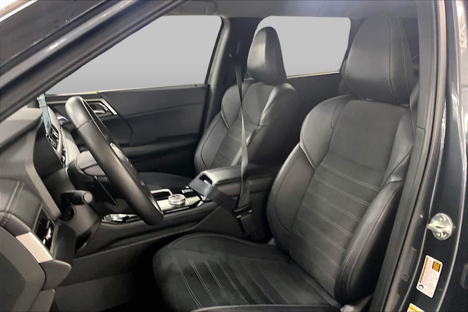 Used 2025 Graphite Gray Mitsubishi SE image 8