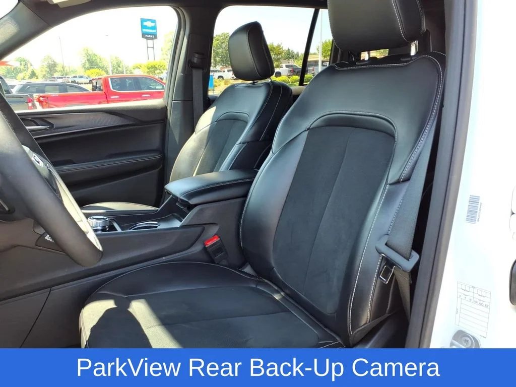 Used 2025 White/off-white Jeep Altitude image 16