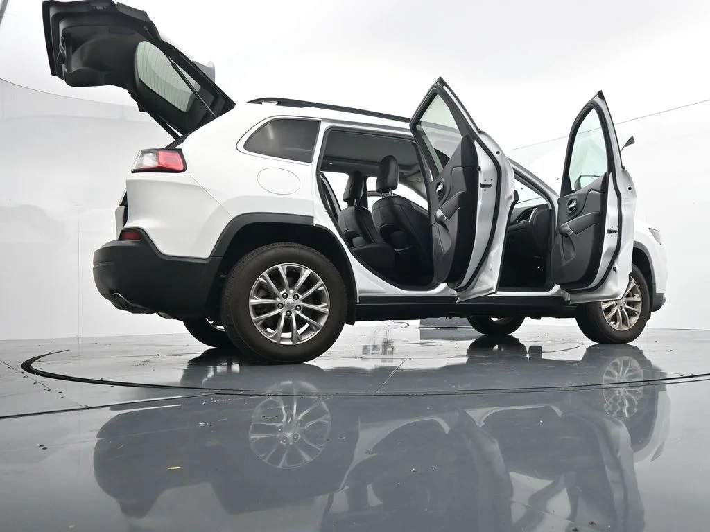 Used 2022 White Jeep Latitude Lux image 28