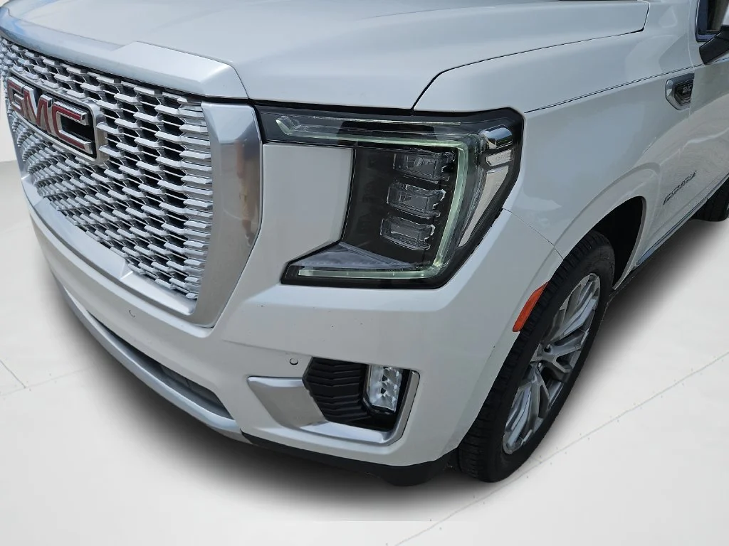 Used 2021 WHITE FROST TRICOAT GMC Denali image 26