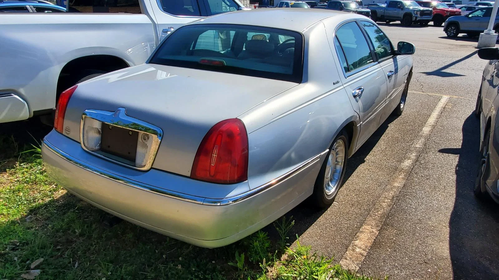 Used 2000  Lincoln Executive image 9