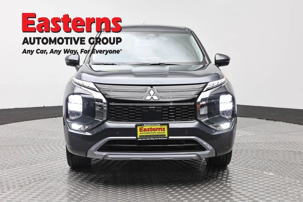 Used 2025 Gray Mitsubishi SE image 2