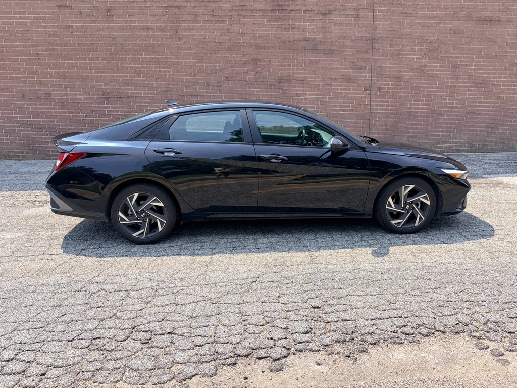 Used 2025 Abyss Black Hyundai SEL Sport image 6