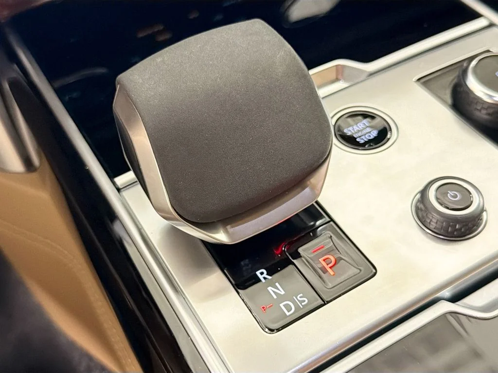 Certified Used 2023 Ionian Silver SV Bespoke Ultra Metallic Satin Land Rover Autobiography image 18