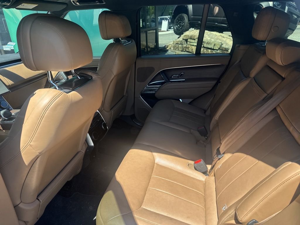 Used 2023 Green Land Rover SE image 3