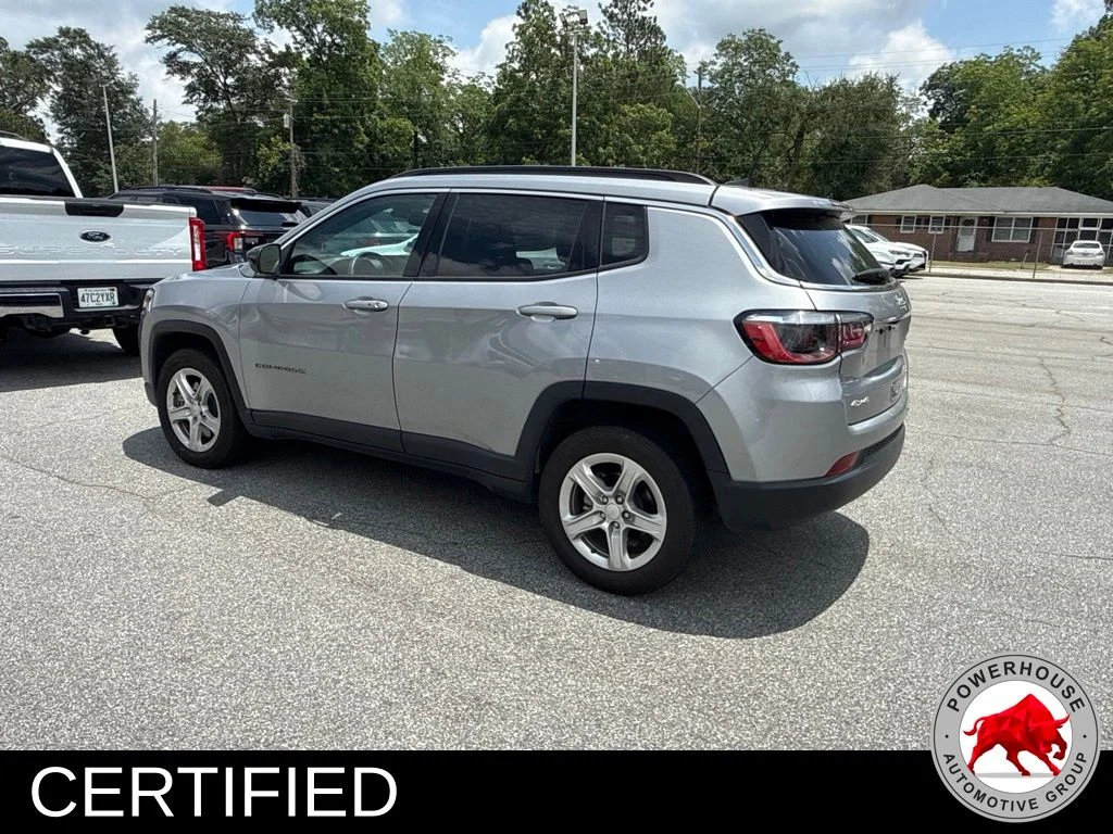 Used 2024  Jeep Latitude image 4