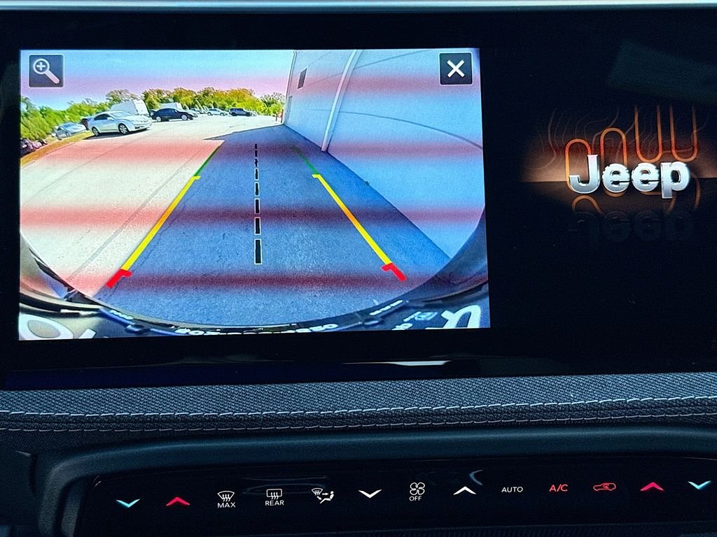 New 2026 Diamond Black Crystal Pearl-Coat Exterior Paint Jeep Laredo image 19