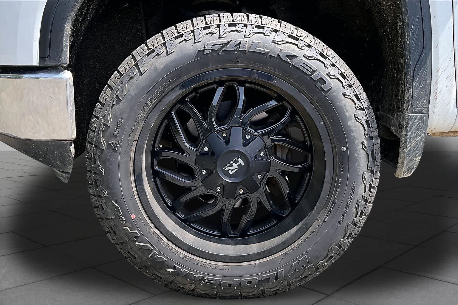 Used 2021 Summit White GMC  image 10