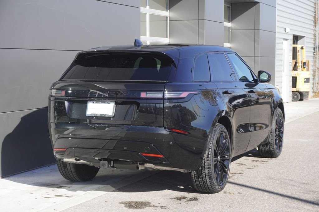 New 2026 Santorini Black Land Rover Dynamic SE image 2
