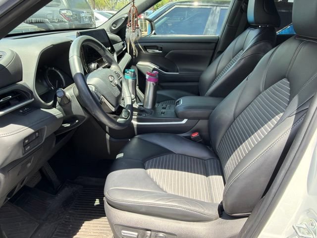 Used 2023 Pearl Toyota L image 5