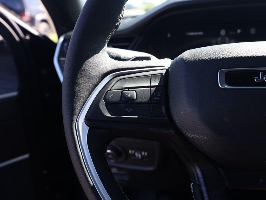 New 2026 Diamond Black Crystal Pearl-Coat Exterior Paint Jeep Limited image 25