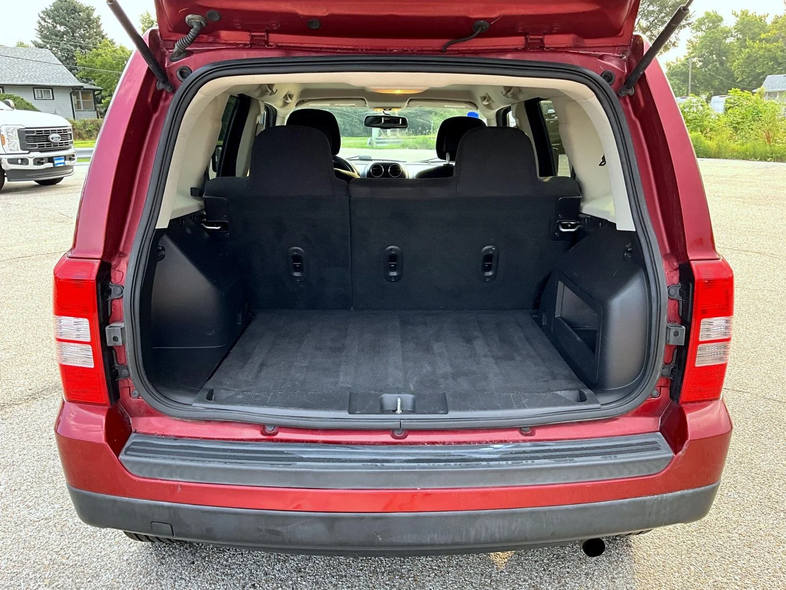 Used 2017 Red Jeep Latitude image 9