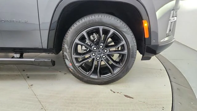 New 2026 Baltic-Gray Metallic Clear-Coat Exterior Paint Jeep Summit Reserve image 15