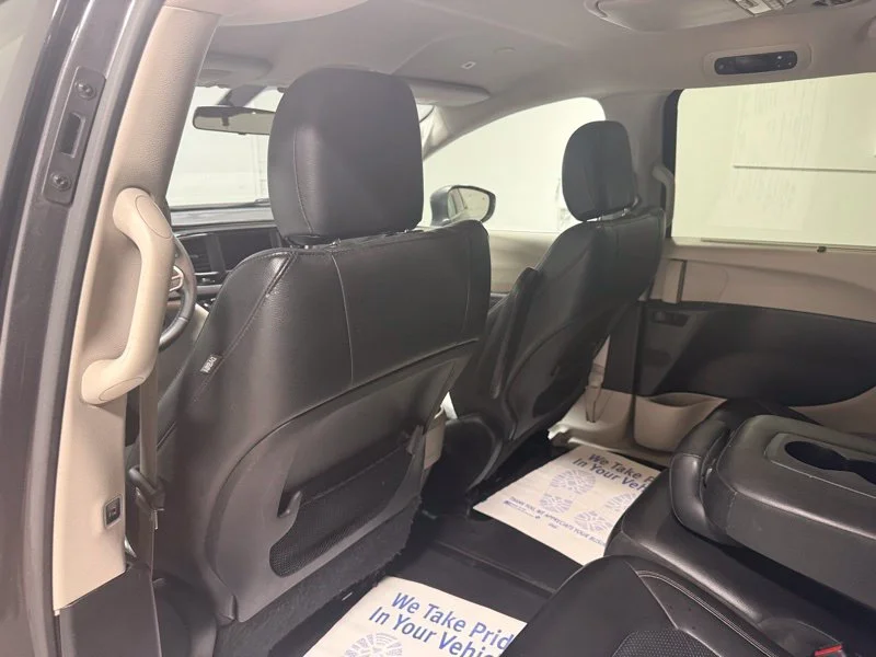 Used 2018 Gray Chrysler Touring L image 17