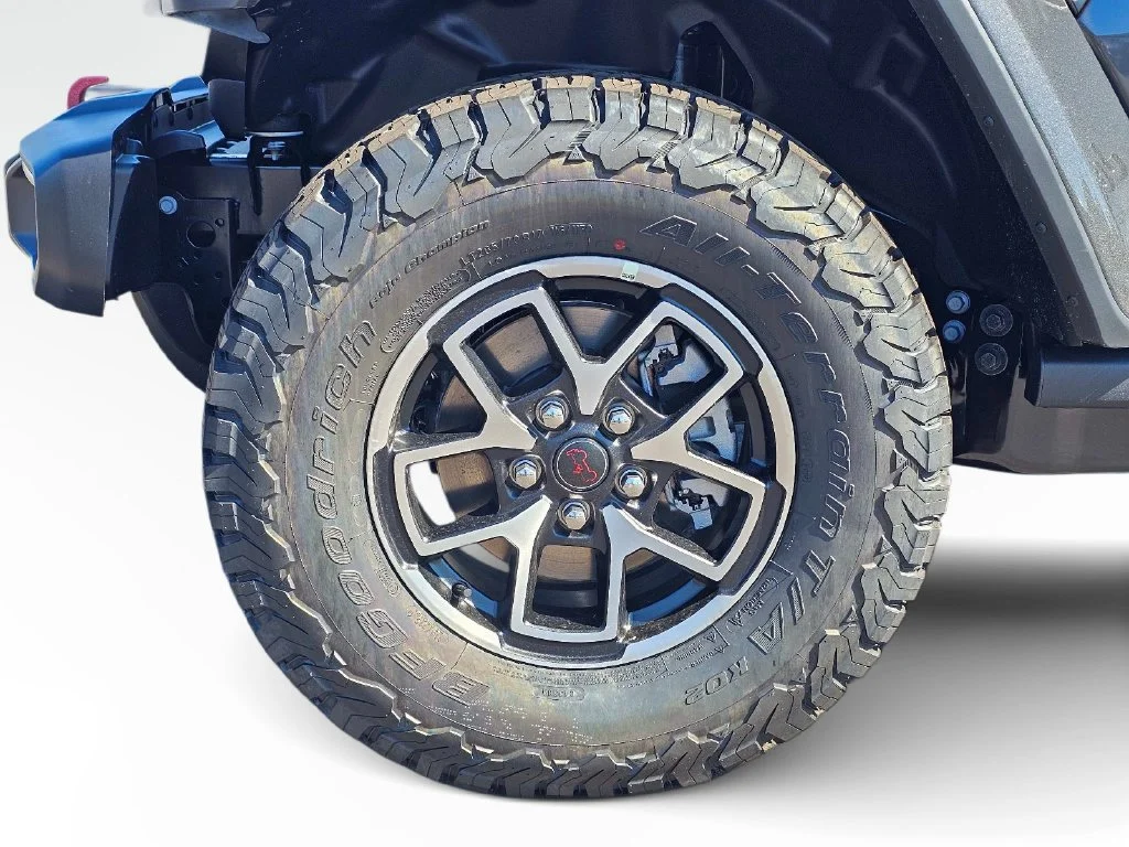 New 2027 Granite Crystal Metallic Clear-Coat Paint Jeep Rubicon image 4