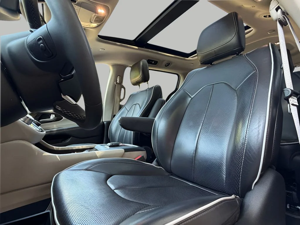 Used 2023 Bright White Clearcoat Chrysler Limited image 22