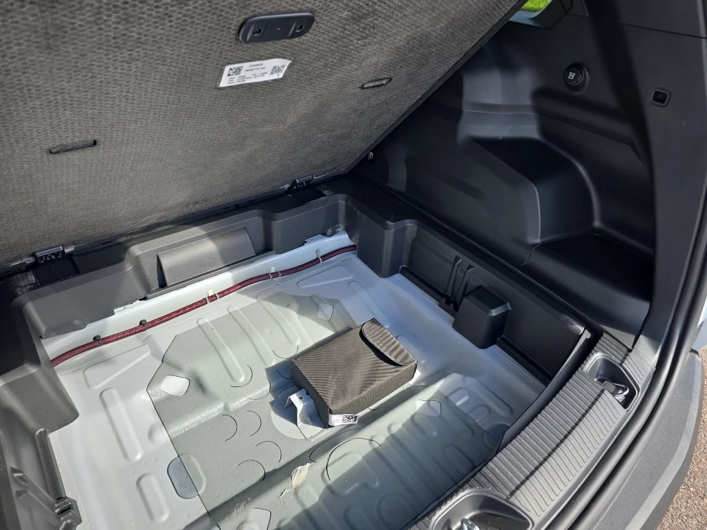 New 2026 Bright White Clear-Coat Exterior Paint Jeep Laredo image 26