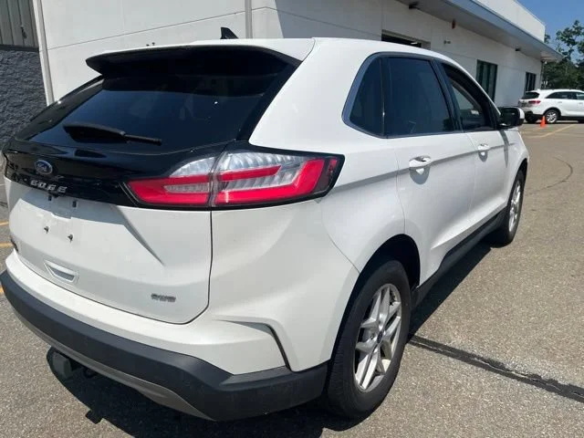 Used 2021 White Metallic Ford SEL image 3