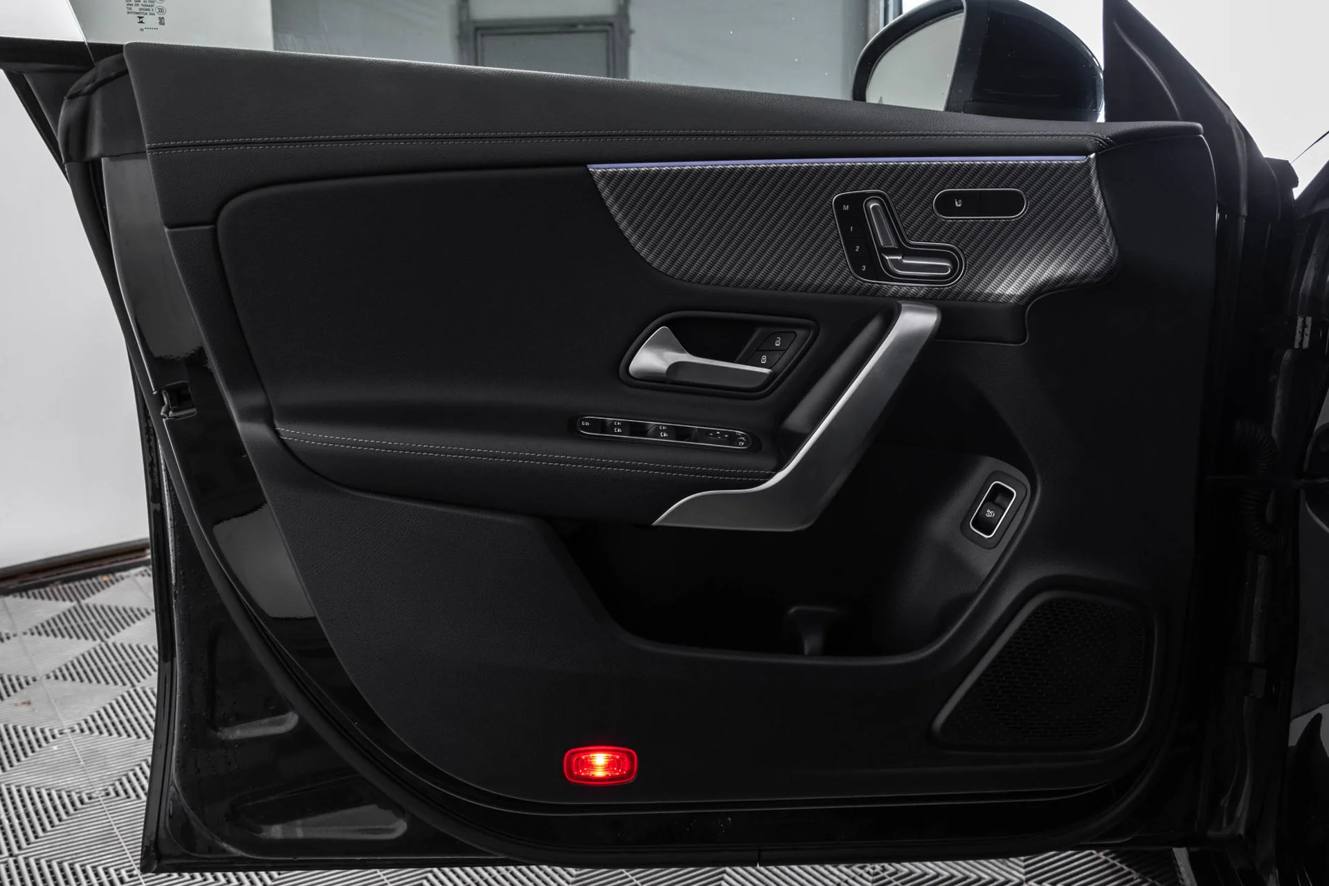 Used 2025 Black Mercedes-Benz 4MATIC® image 33