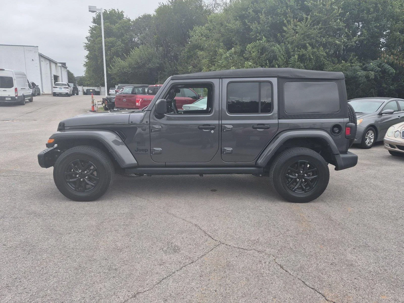 Used 2023 Granite Crystal Metallic Clearcoat Jeep Freedom image 2
