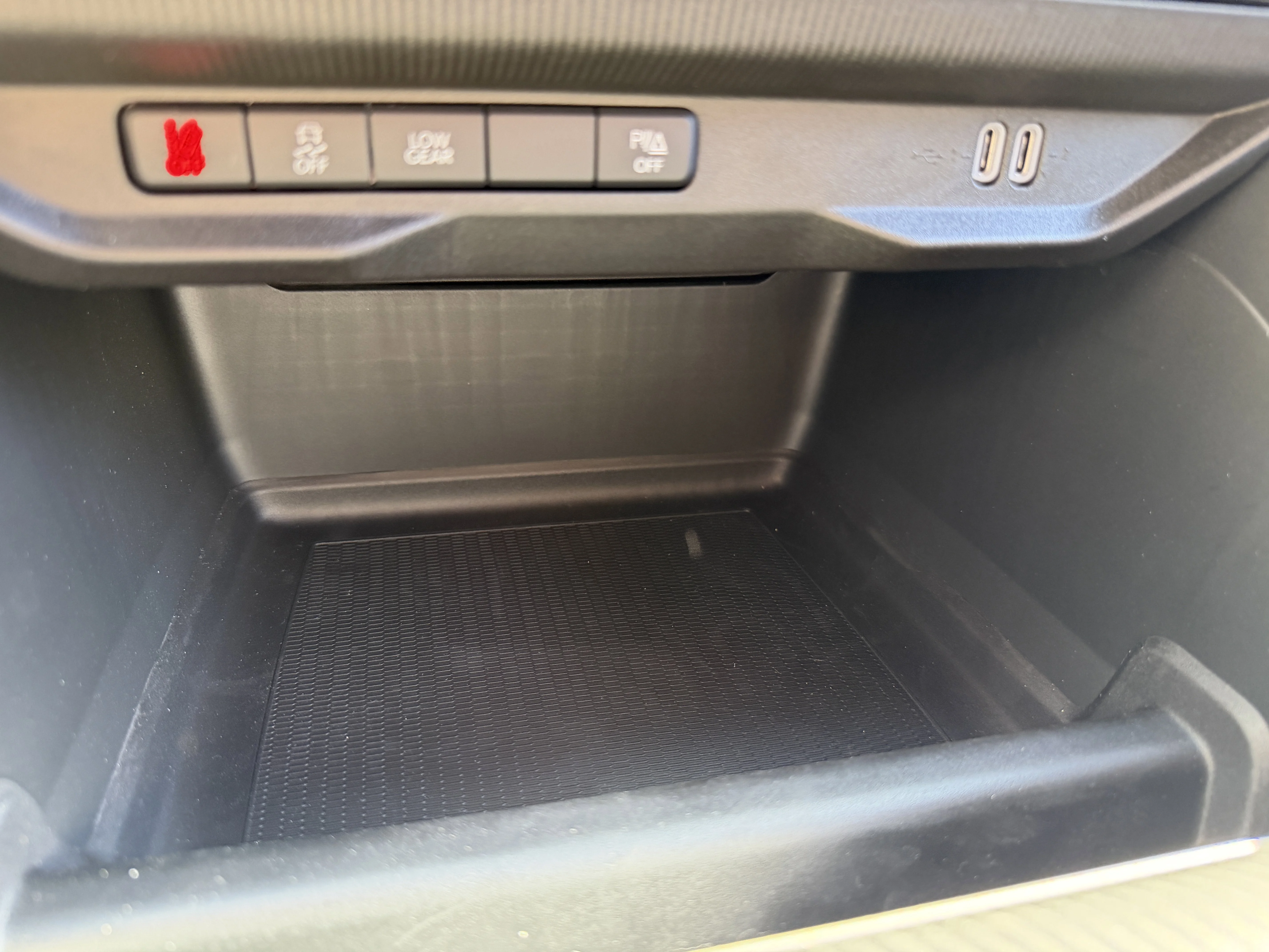 New 2026 Diamond Black Crystal Pearlcoat Jeep Laredo image 39