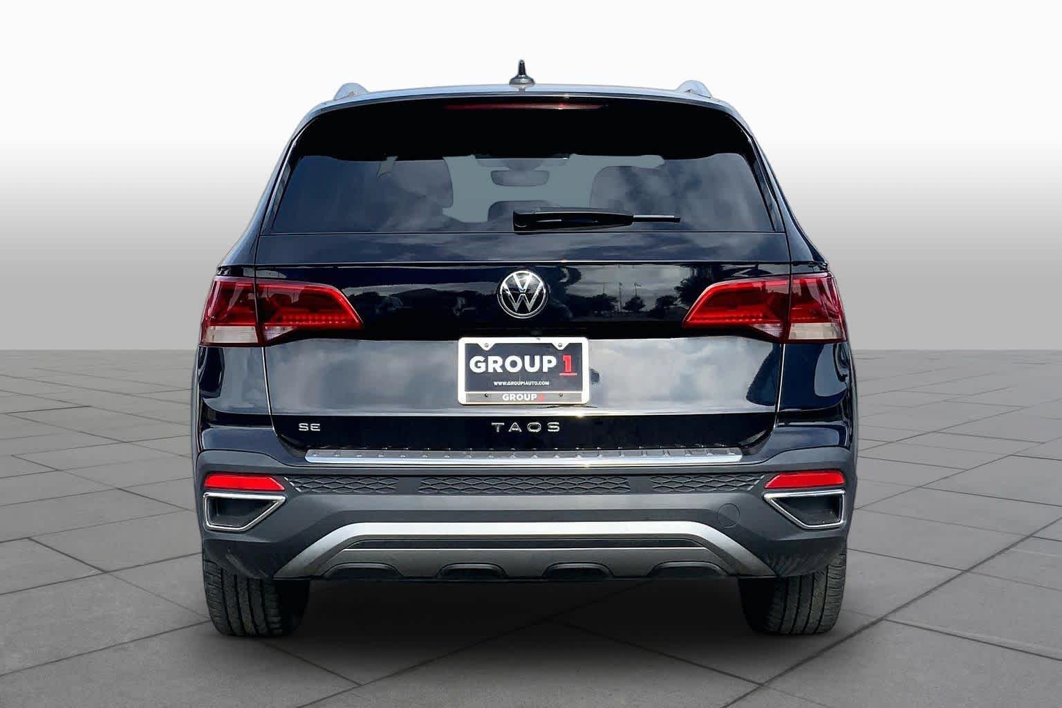 Used 2022 Deep Black Pearl Volkswagen SE image 5