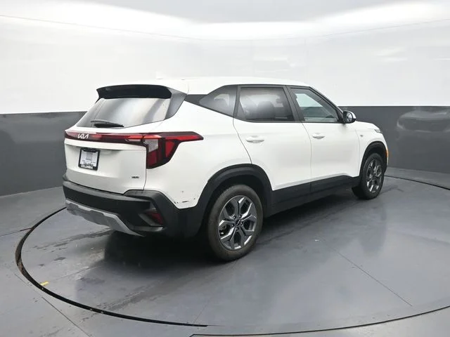 Used 2024 White Kia LX image 9