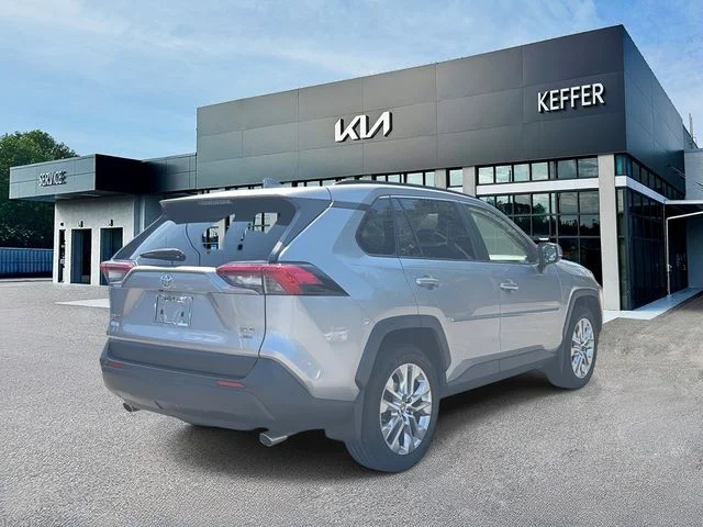 Used 2019 Silver Toyota XLE Premium image 8