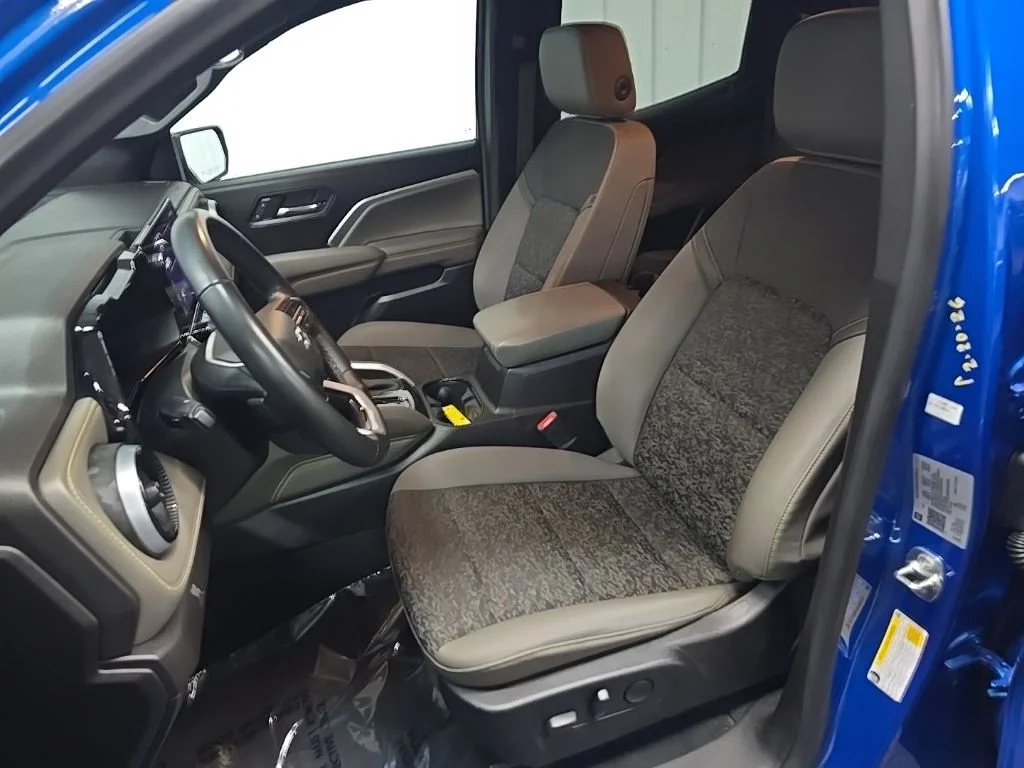 Used 2024 Blue Chevrolet ZR2 image 31
