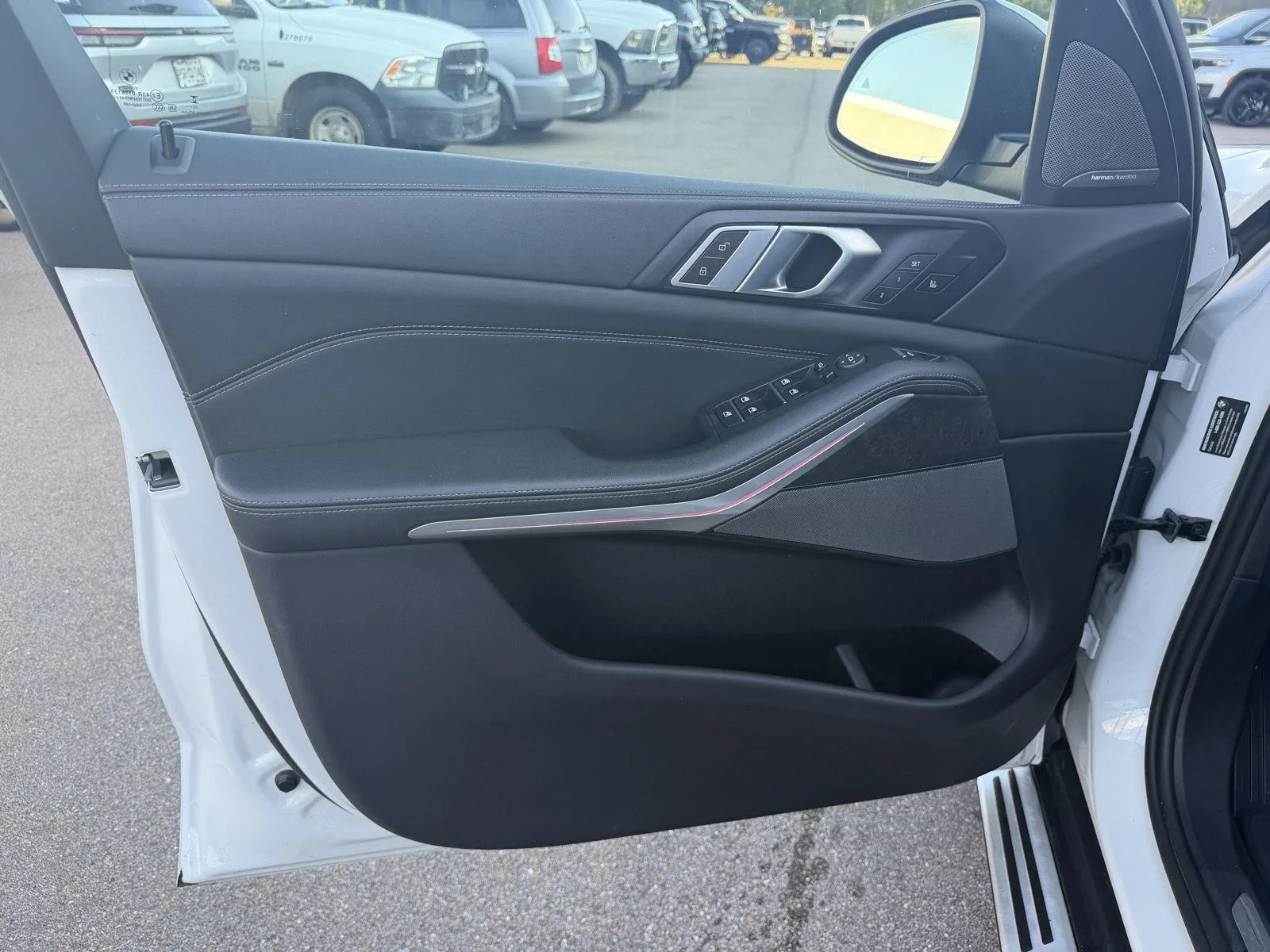 Used 2024 Mineral White Metallic BMW xDrive40i image 15