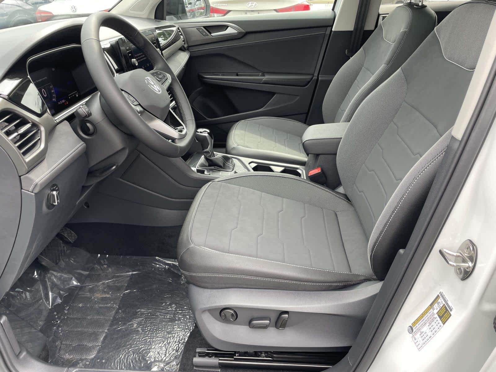 New 2026 Pure White w/Deep Black Roof Volkswagen SE Black image 17