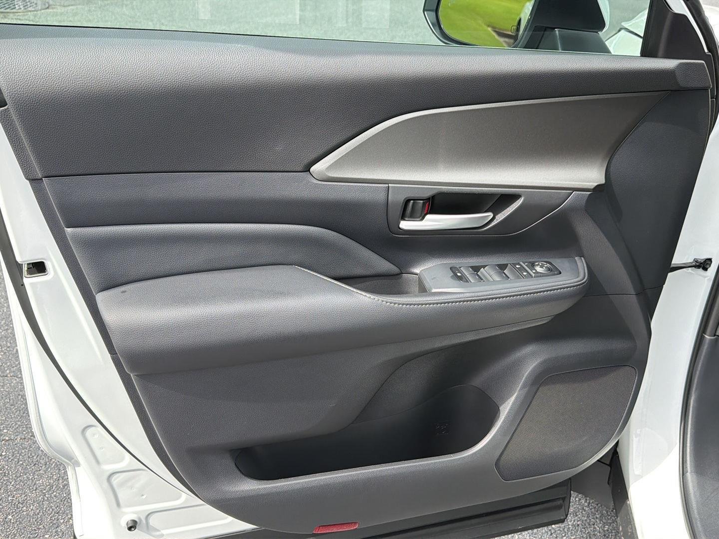 Used 2025 Wind Chill Pearl Toyota XLE image 16