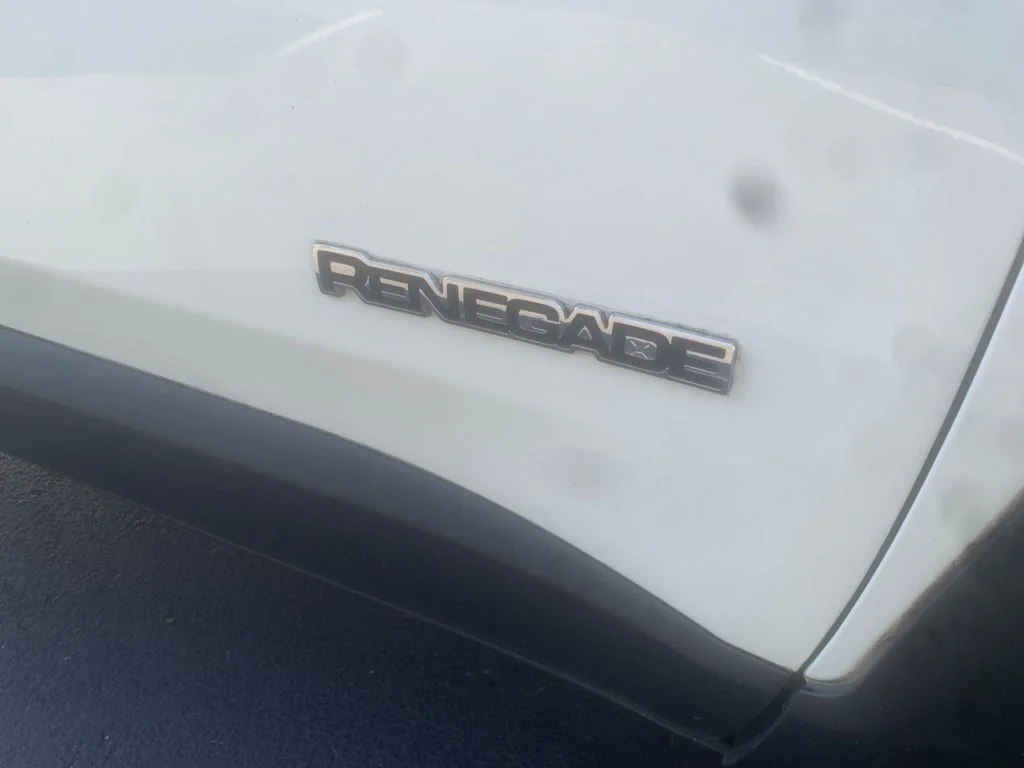 Used 2017 Alpine White Jeep Latitude image 5