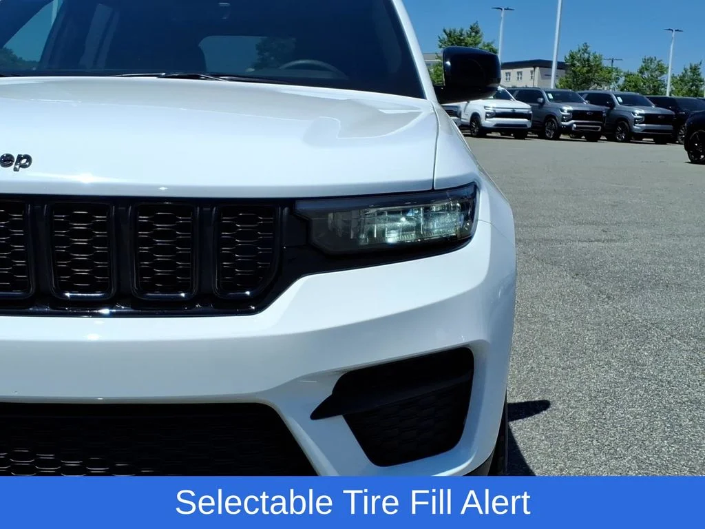 Used 2025 White/off-white Jeep Altitude image 27