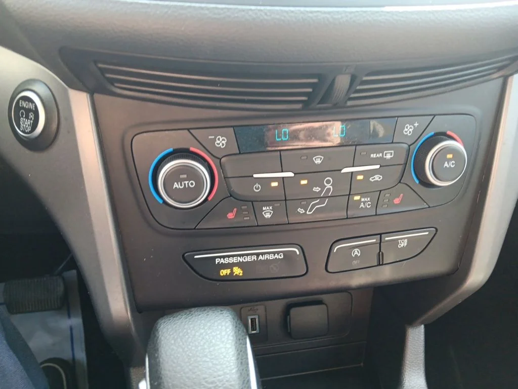 Used 2019 Lightning Blue Metallic Ford SE image 22