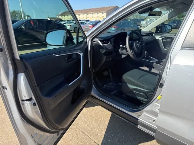 2019 Toyota RAV4 LE - Photo 9