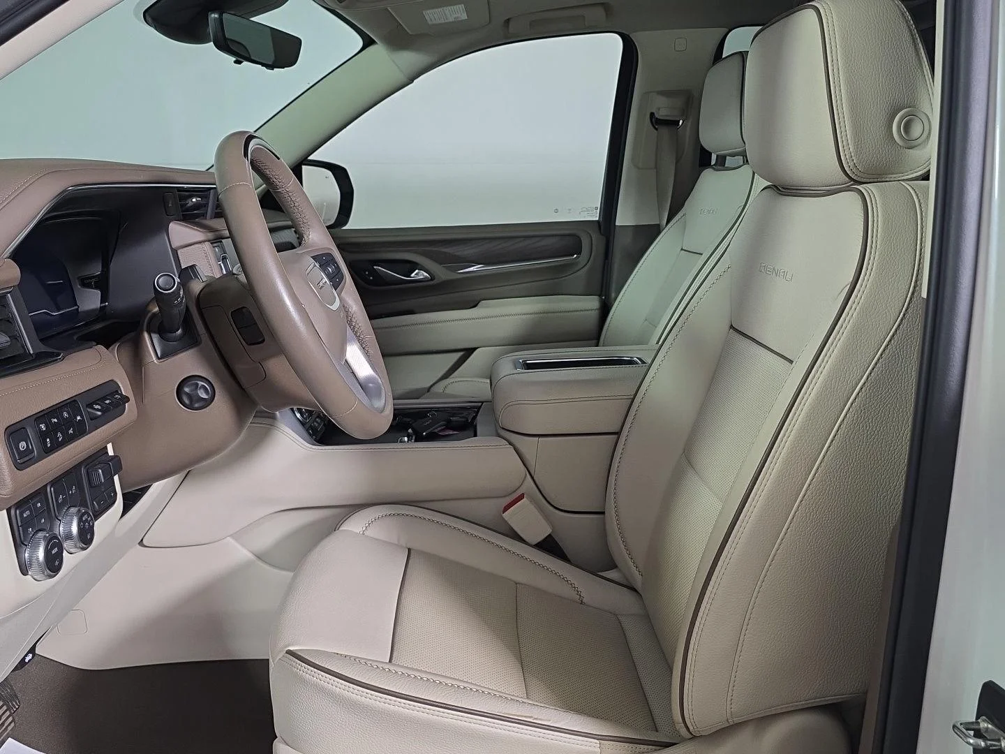 Used 2024 White Frost Tricoat GMC Denali image 13