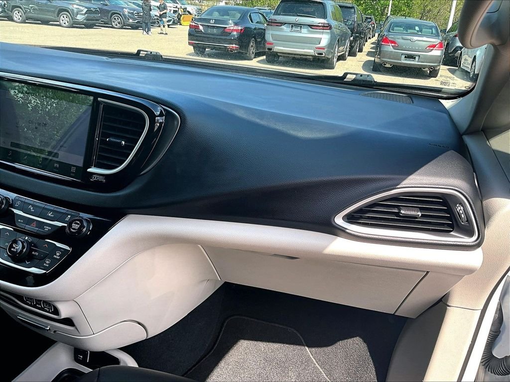 Used 2023 Bright White Clearcoat Chrysler Touring L image 13