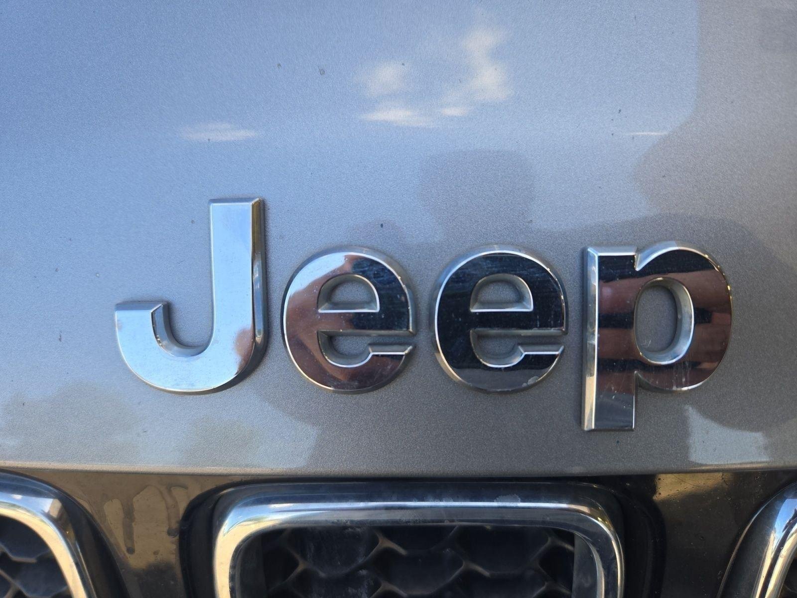 Used 2018 Billet Silver Metallic Clearcoat Jeep Limited image 9