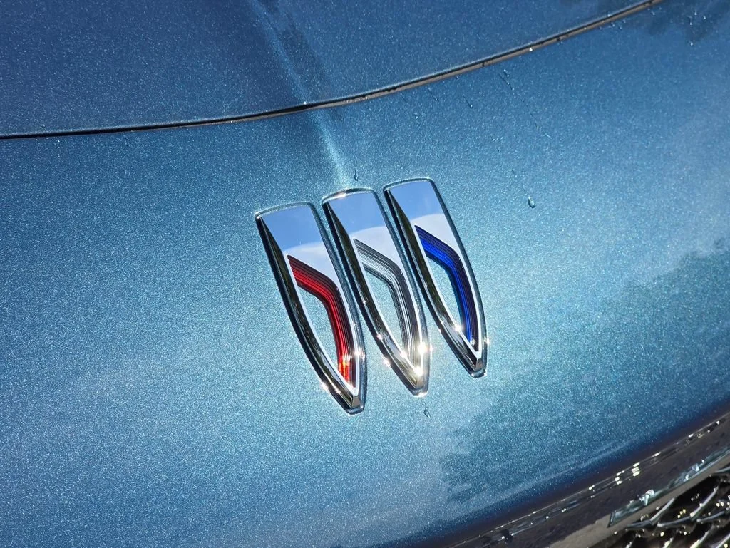 New 2026 Ocean Blue Metallic Buick Avenir image 32