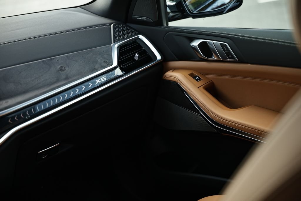 New 2026 Carbon Black BMW xDrive40i image 31