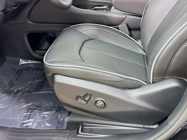 New 2027 Diamond Black Crystal Pearl-Coat Exterior Paint Chrysler Limited image 19