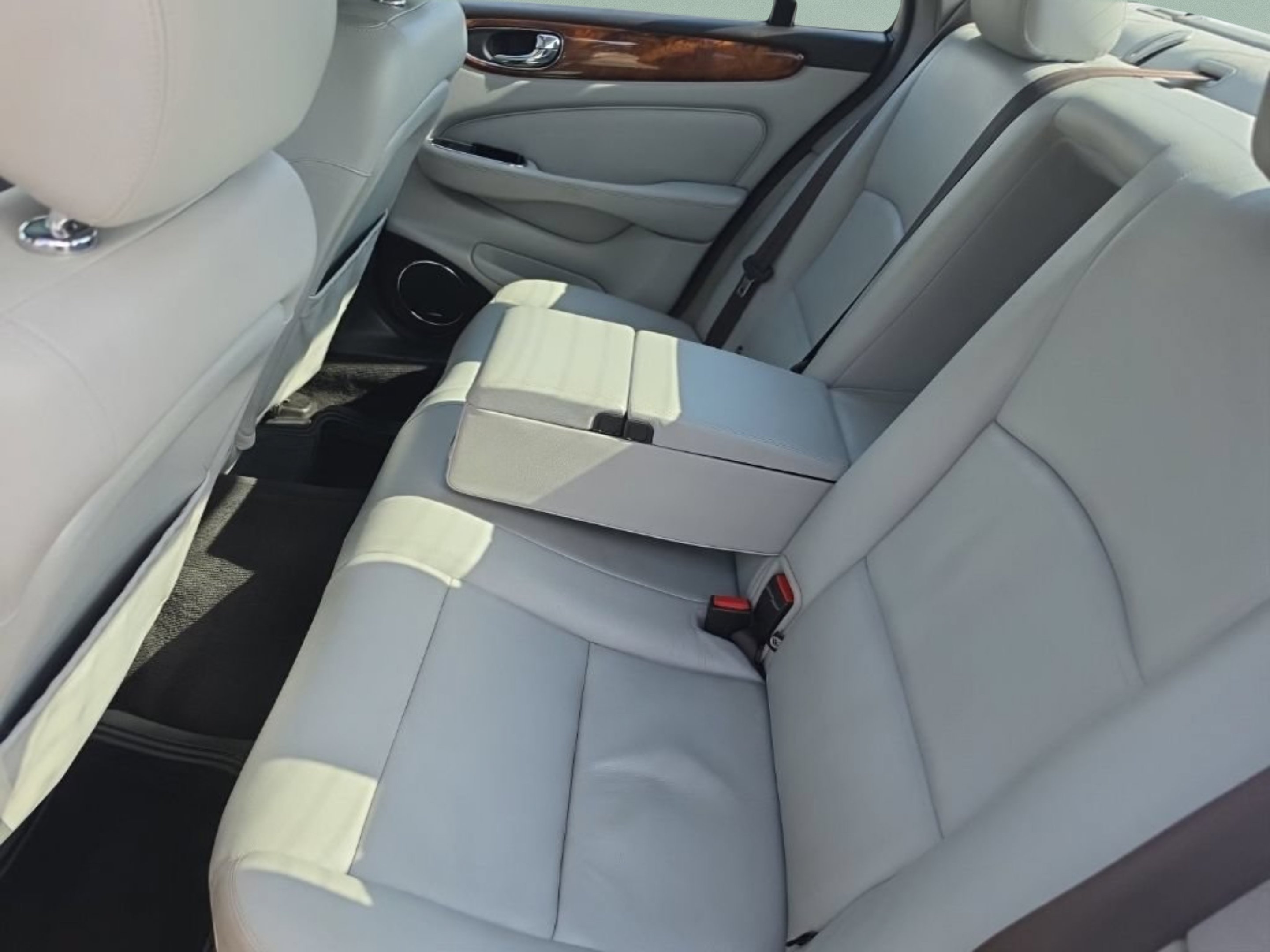 Used 2004  Jaguar XJR image 22