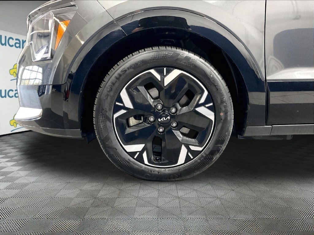 Used 2023 Gray Kia Wind image 7