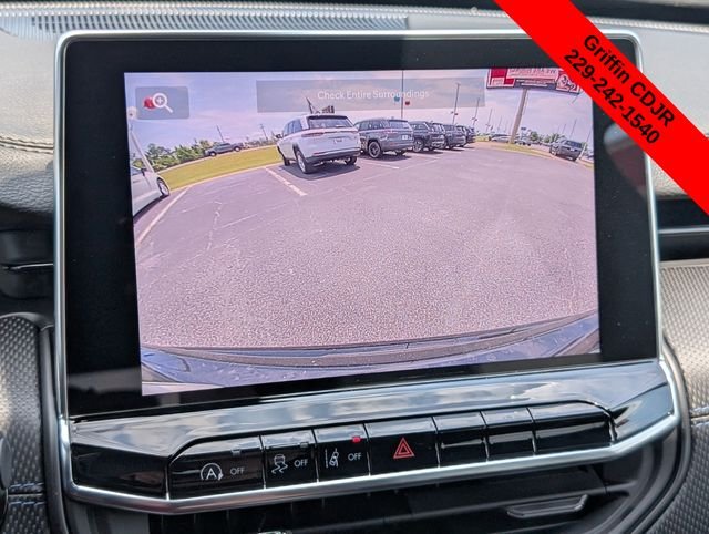 New 2026 Diamond Black Crystal Pearl-Coat Exterior Paint Jeep Latitude image 17