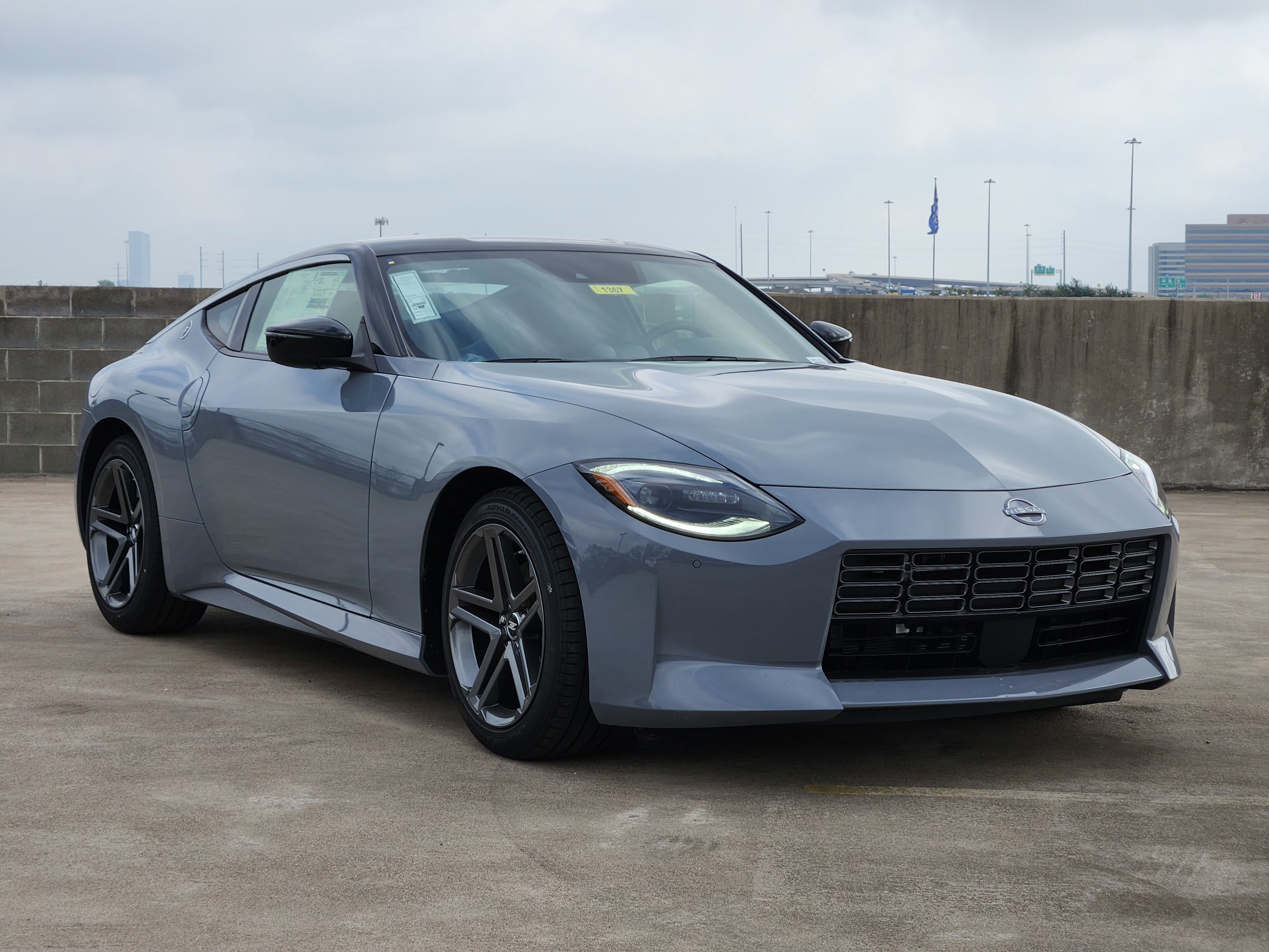 New 2026 Boulder Gray Pearl / Super Black Two-tone Nissan Sport image 3