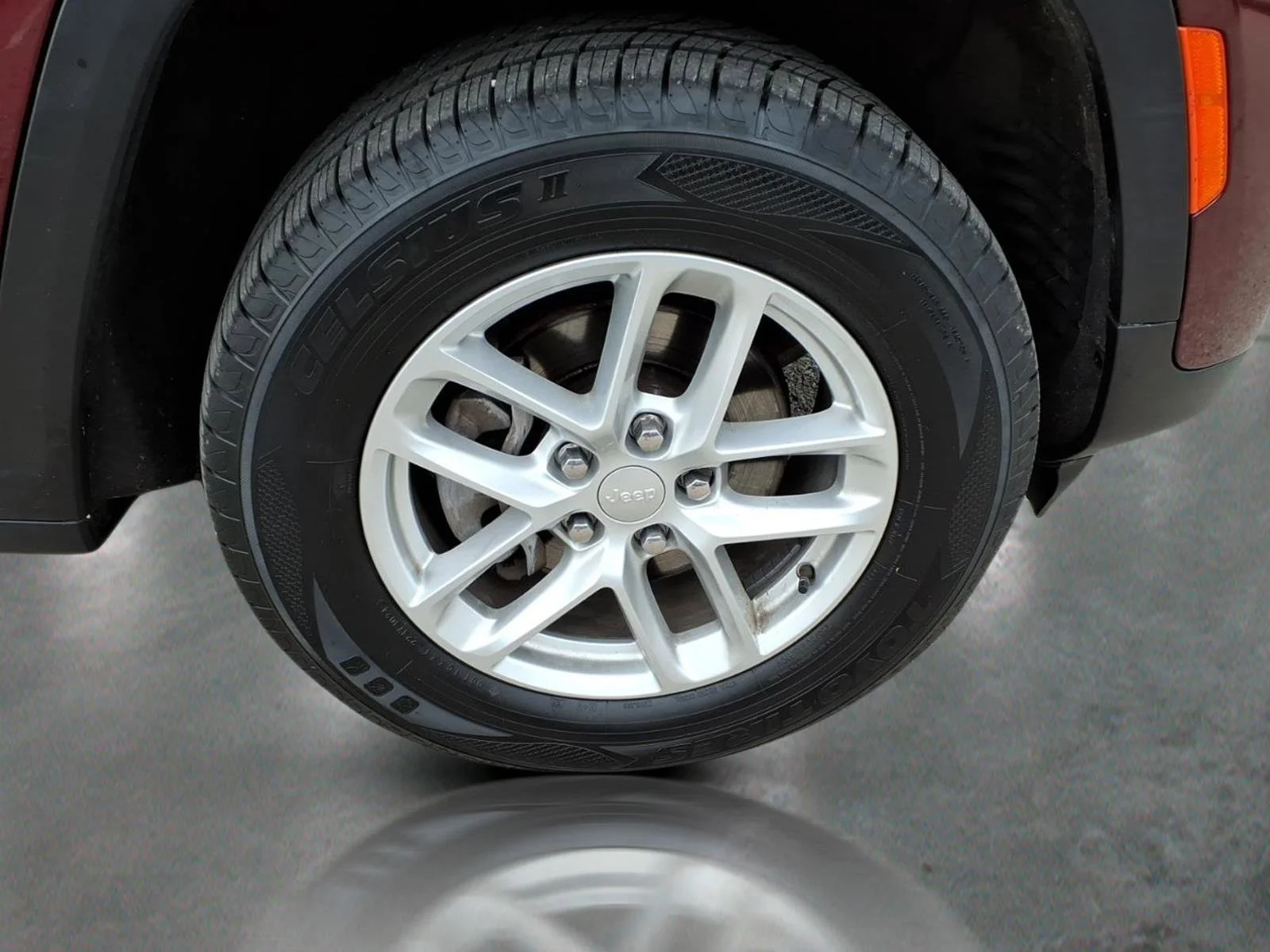 Used 2023 Velvet Red Pearlcoat Jeep Laredo image 11