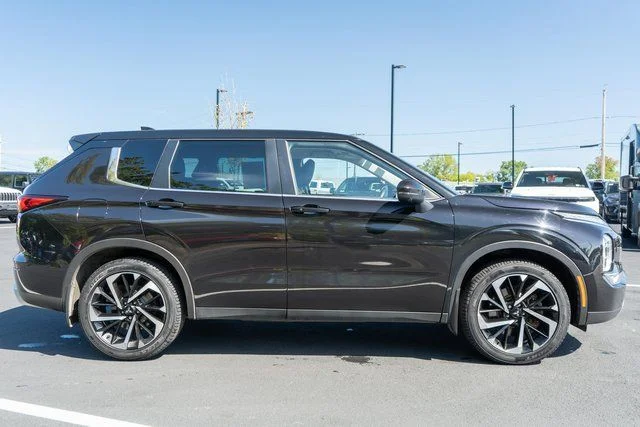Used 2022 Black Mitsubishi  image 5